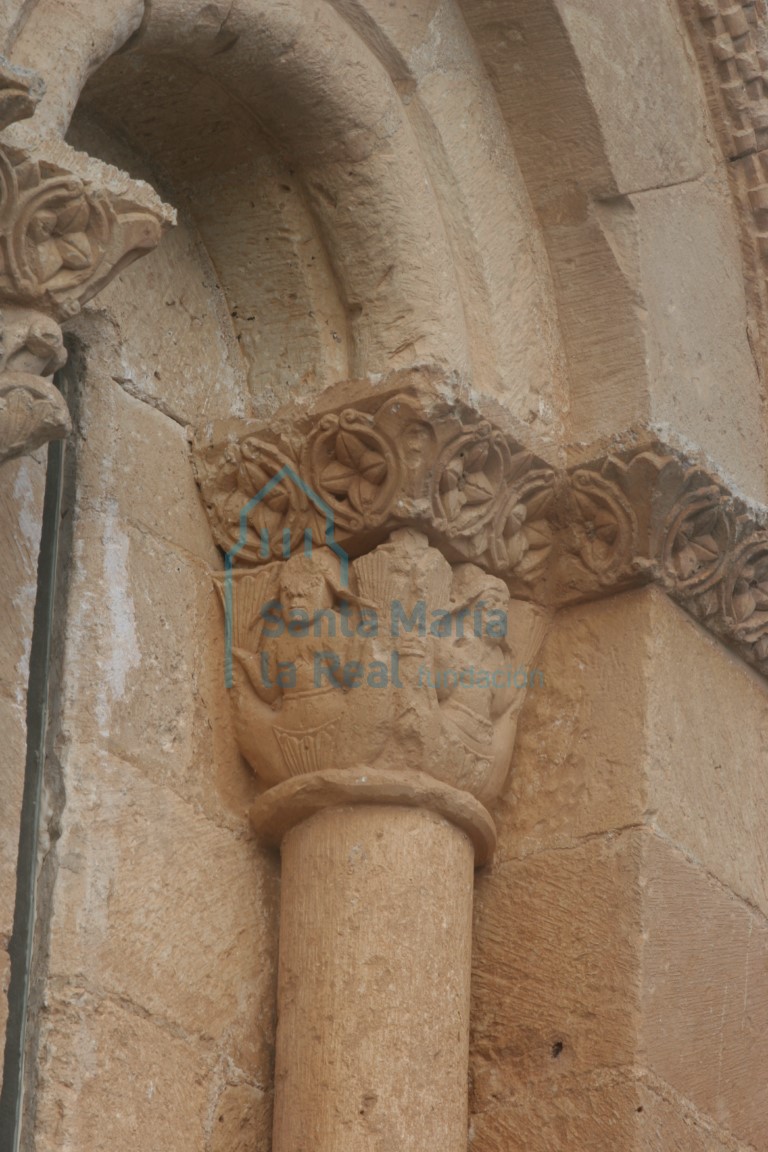 Capitel con dos sirenas de doble cola en el ábside