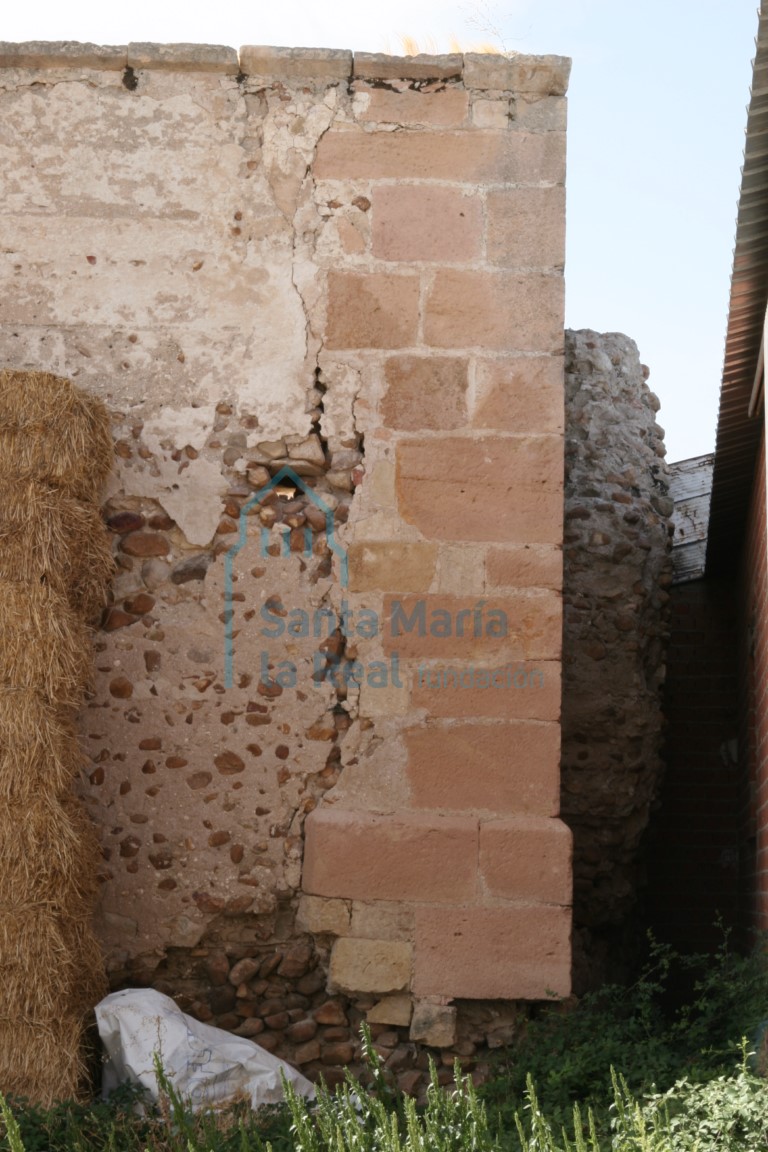 Detalle del muro de calicanto