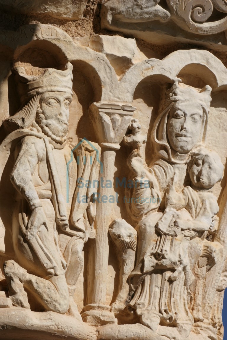 Detalle del capitel de la Epifanía en el pórtico