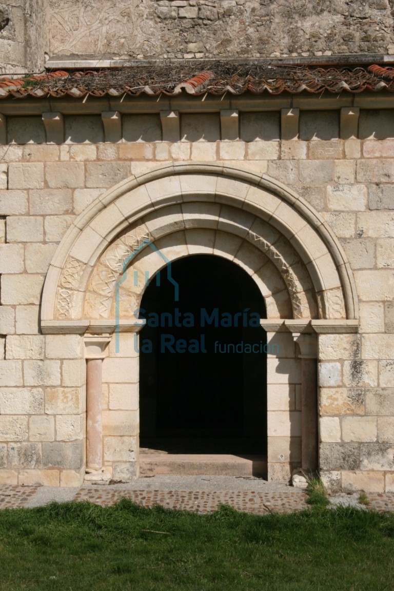 Portada occidental del pórtico