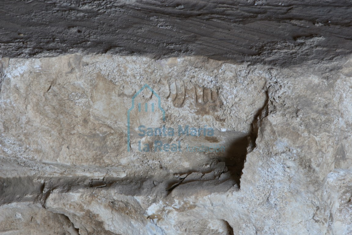 Detalle de un fragmento de piedra