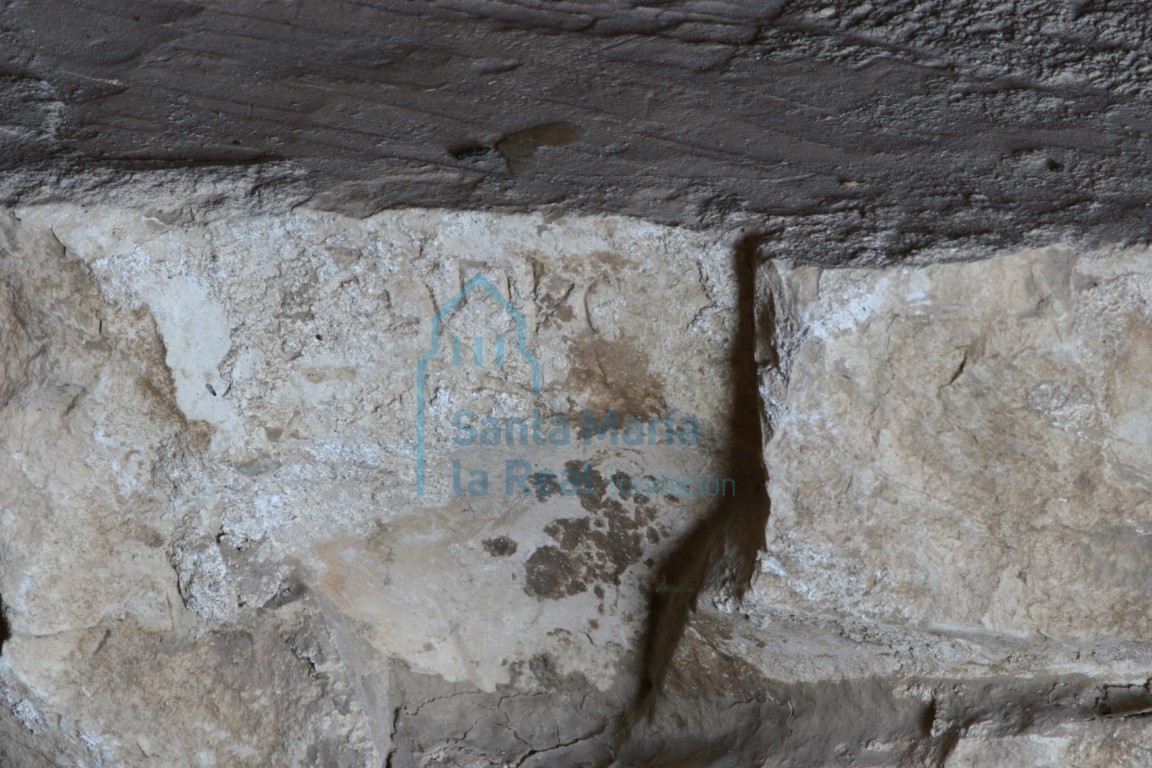 Detalle de un fragmento de piedra