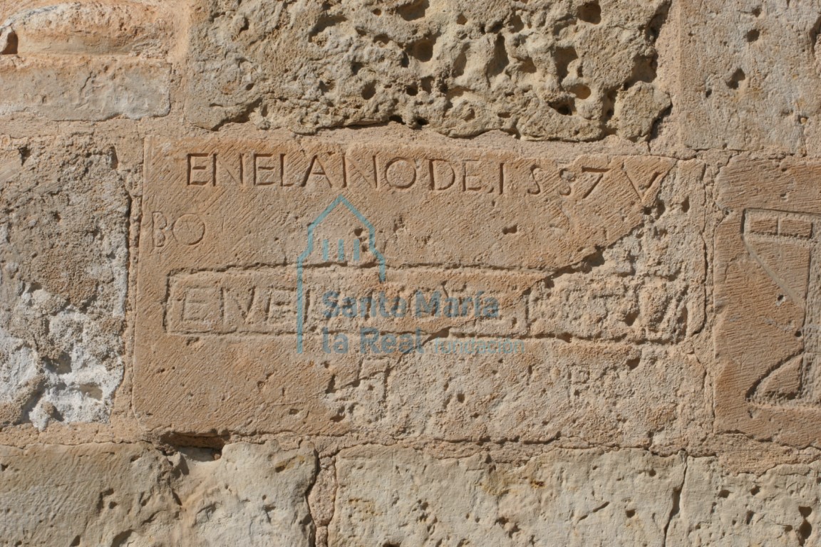 Incripción en un sillar del exterior