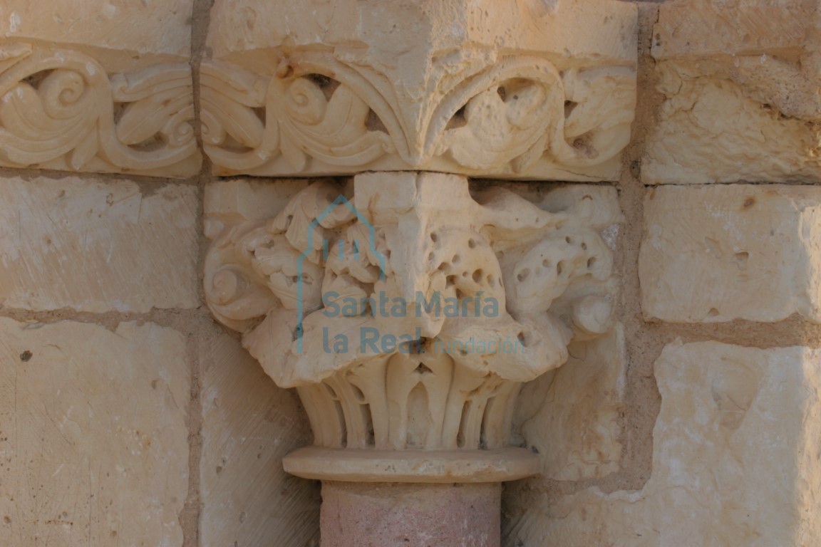 Capitel de la portada oriental del pórtico
