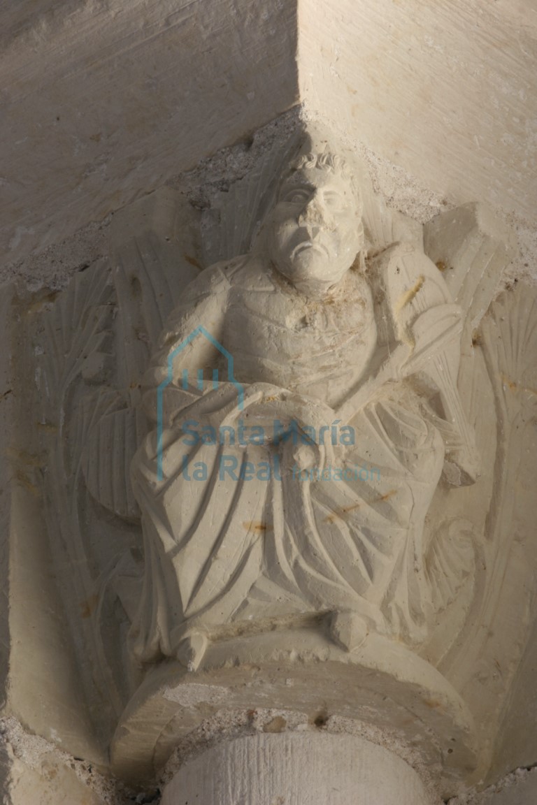 Capitel de la ventana del interior de la cabecera