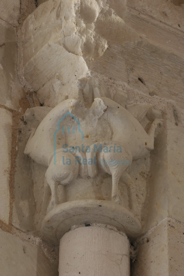 Capitel de la ventana del interior de la cabecera