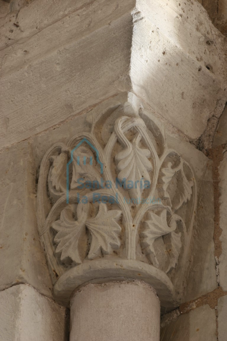 Capitel de la ventana del interior de la cabecera