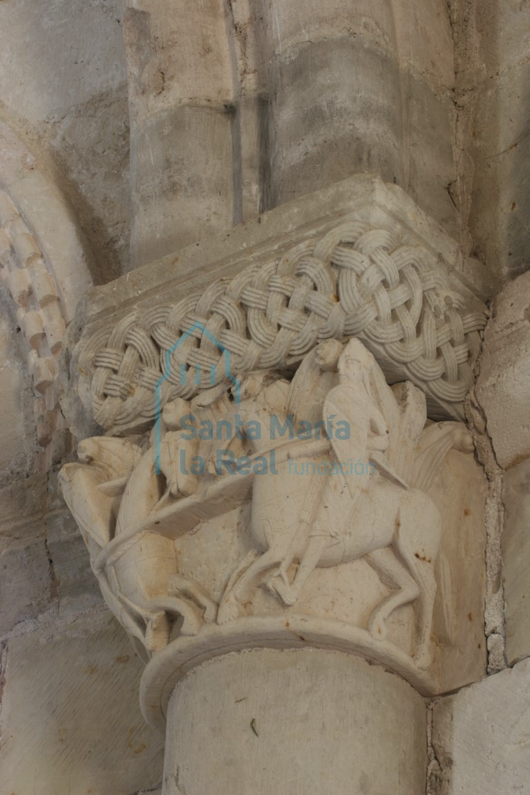 Capitel del interior de la cabecera. Combate de jinetes