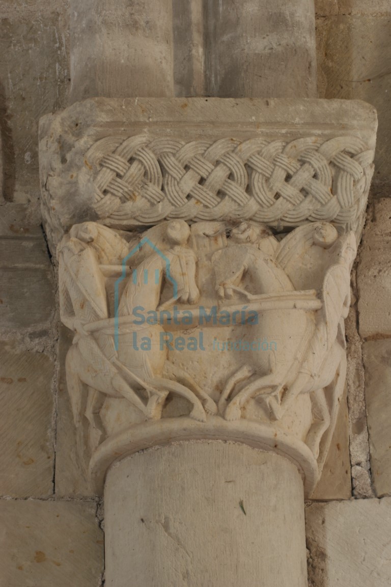 Capitel del interior de la cabecera. Combate de jinetes