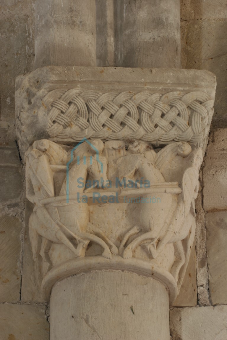 Capitel del interior de la cabecera. Combate de jinetes