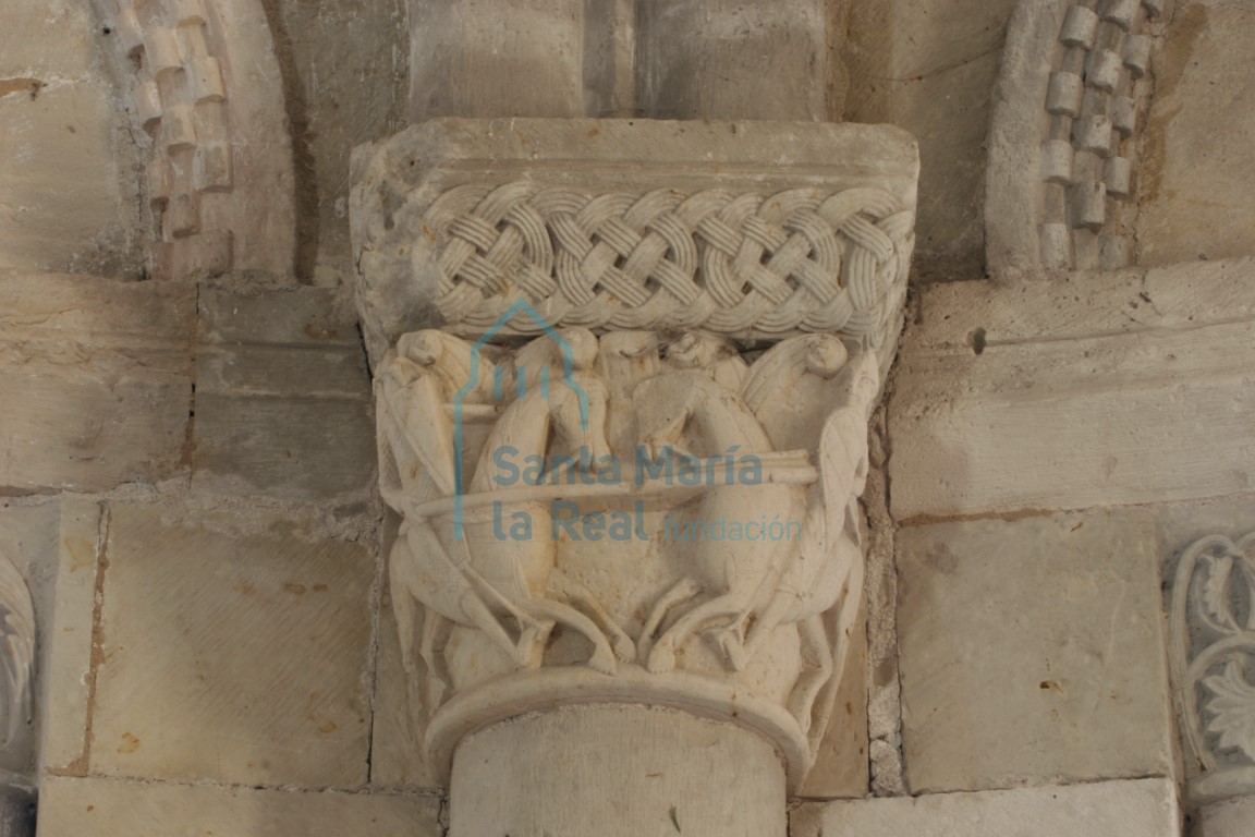 Capitel del interior de la cabecera. Combate de jinetes