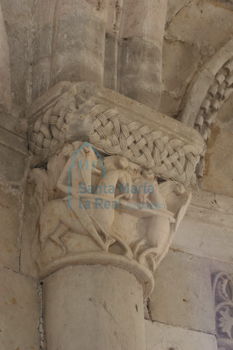 Capitel del interior de la cabecera. Combate de jinetes
