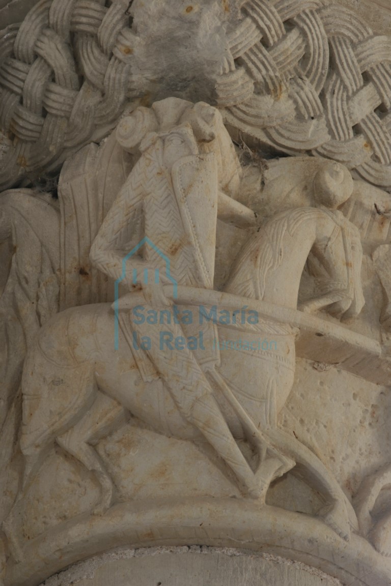 Detalle del capitel del interior de la cabecera. Combate de jinetes
