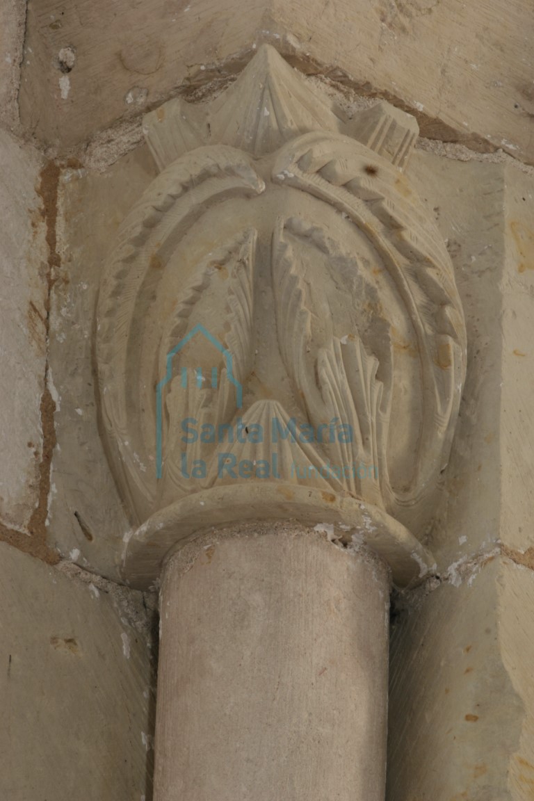 Capitel de la ventana del interior de la cabecera