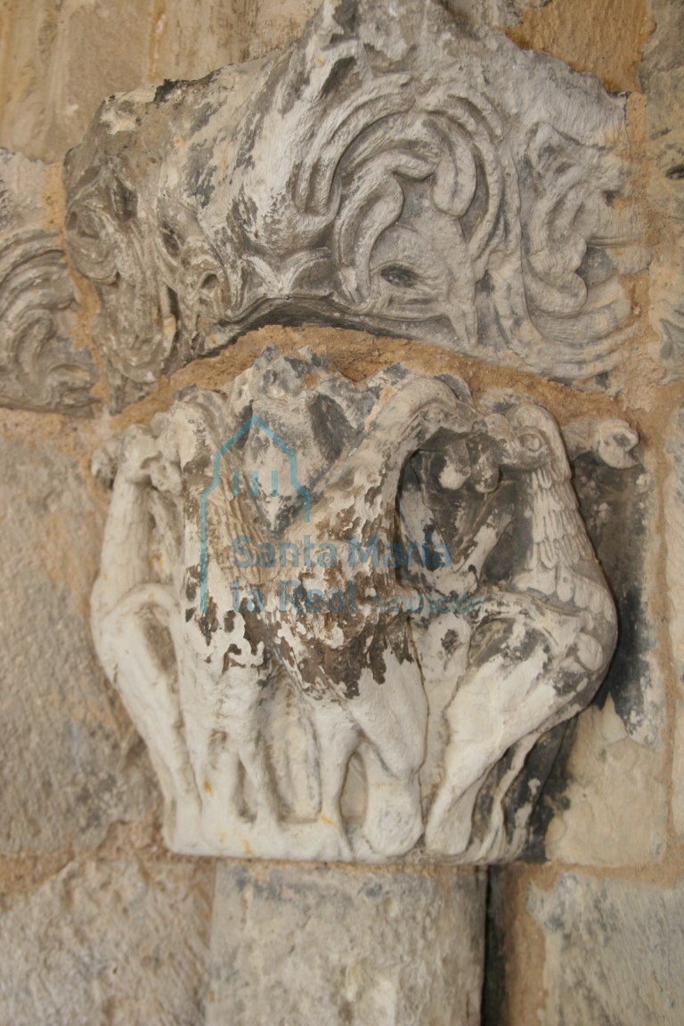 Capitel de parejas de aves en la portada occidental