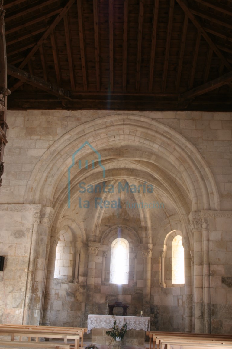 Vista de la cabecera desde el interior de  la nave