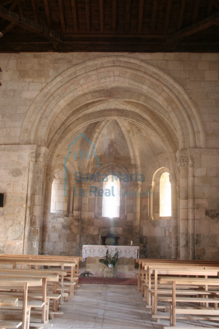 Vista de la cabecera desde el interior de  la nave
