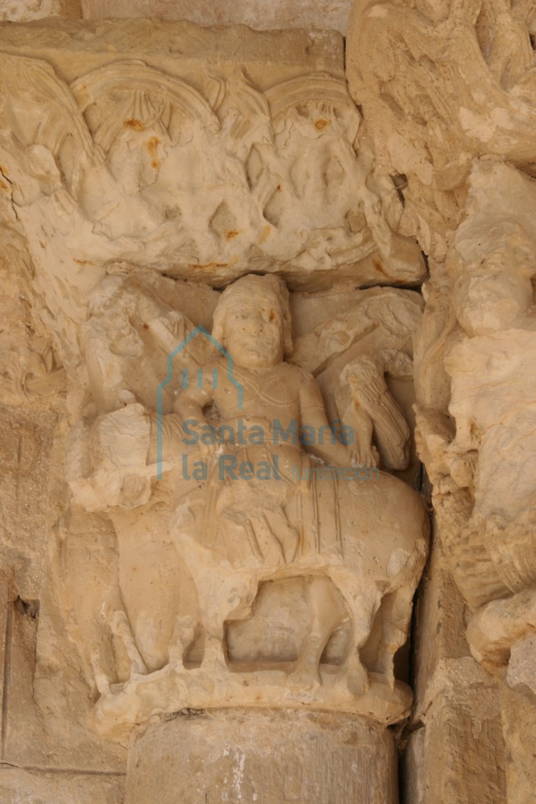 Capitel con un jinete en la portada meridional