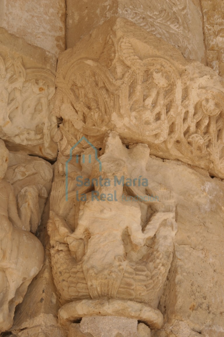Capitel de una sirena en la portada meridional