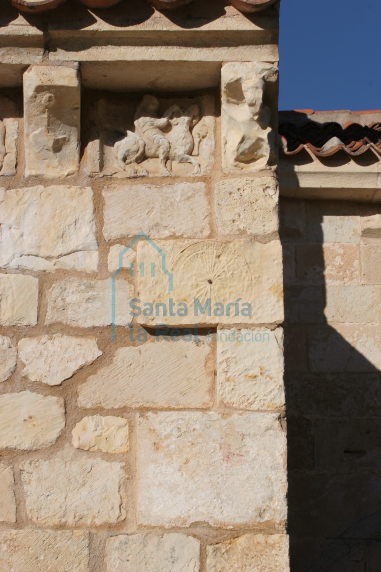 Canecillos y metopas de la fachada meridional del pórtico