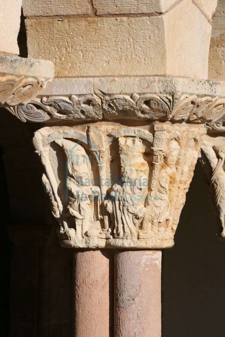 Pórtico. Capitel de dos figuras conversando