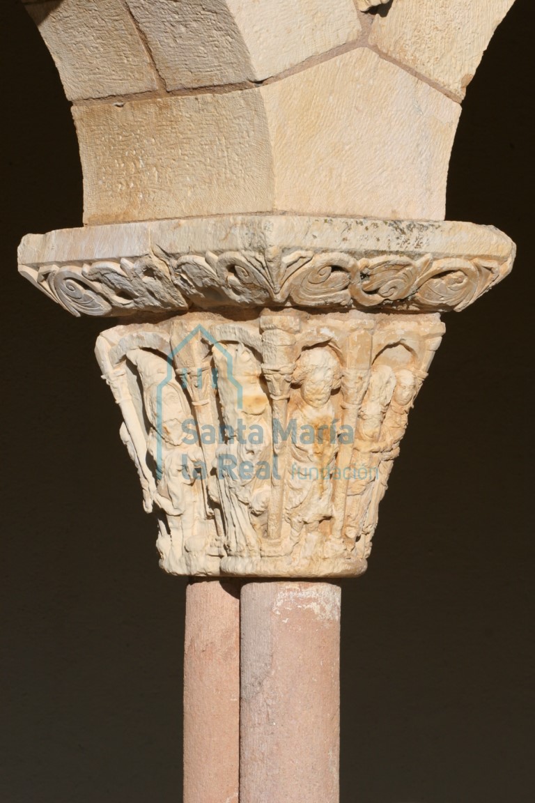 Pórtico. Capitel de dos figuras conversando