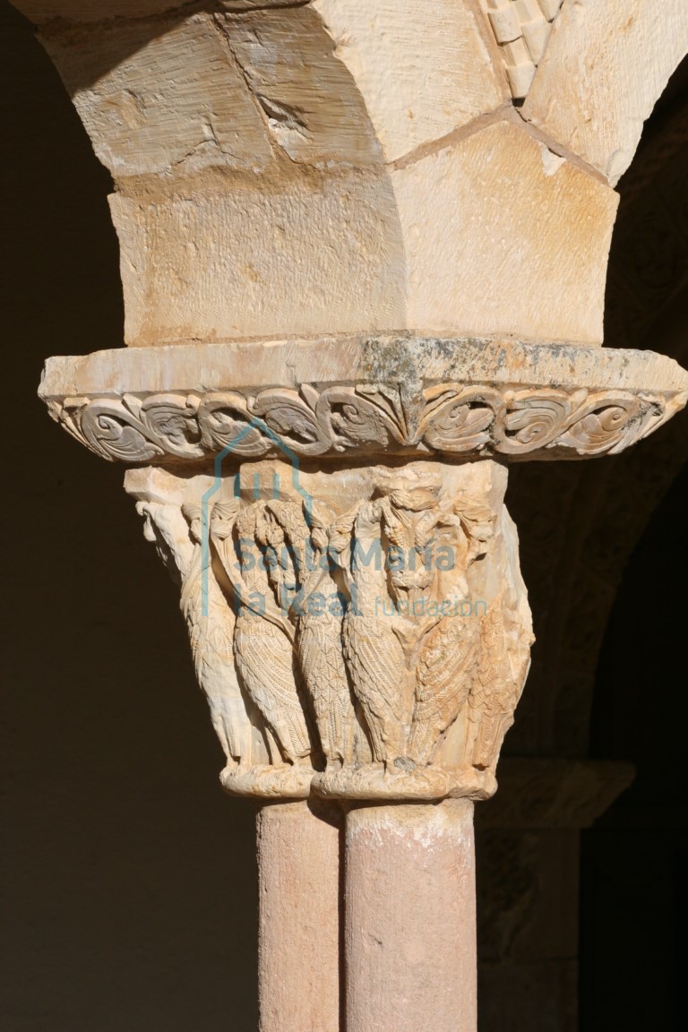 Pórtico. Capitel con seis parejas de aves