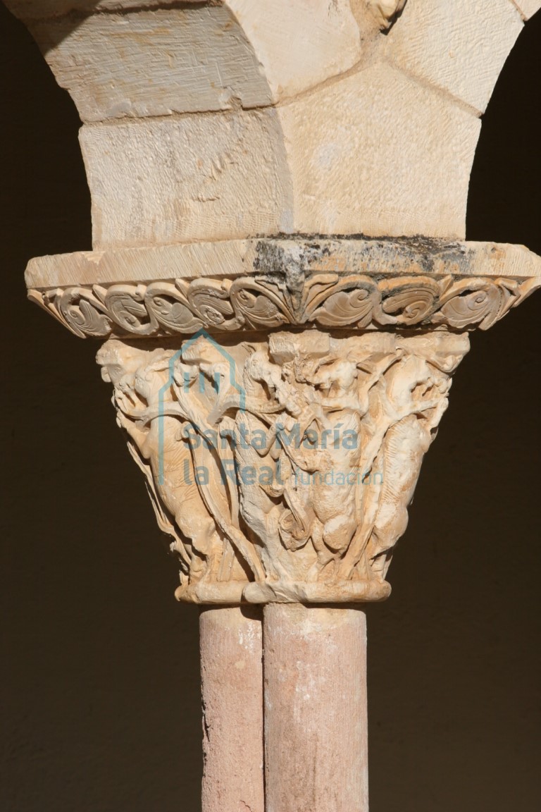 Pórtico. Capitel que representa cabritillos rampantes
