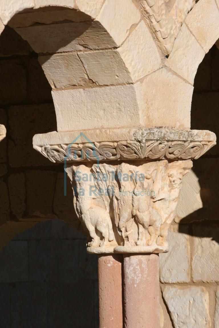 Pórtico. Capitel con centauros atacando a híbridos