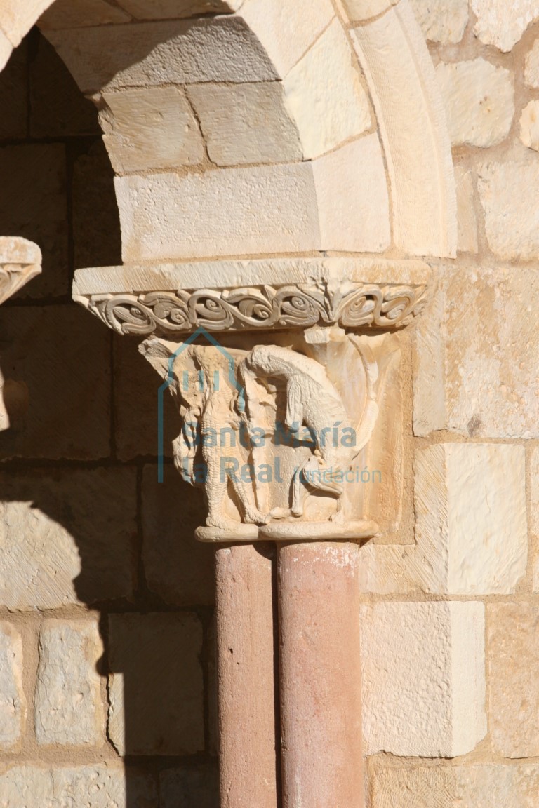 Pórtico. Capitel que representa un guerrero atacando a un felino rampante