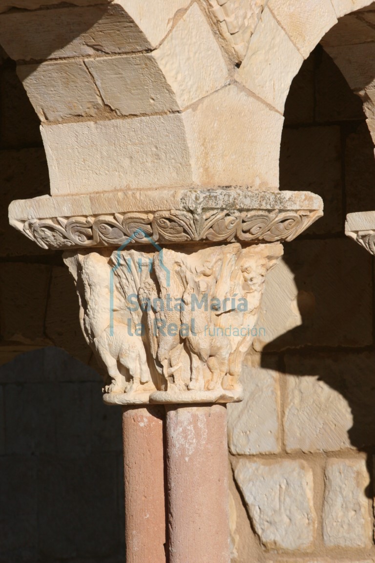 Pórtico. Capitel con centauros atacando a híbridos