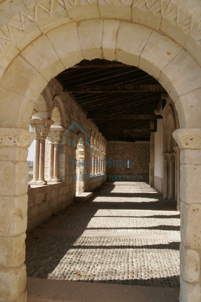 Vista del interior del pórtico desde el este