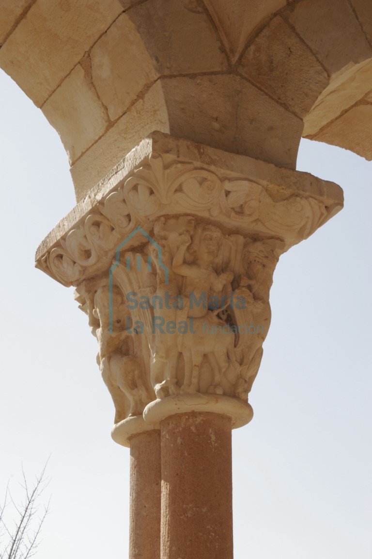 Capitel del pórtico