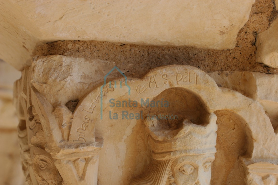 Pórtico. Detalle del capitel de la Epifanía