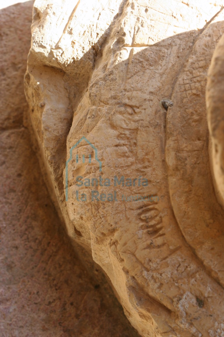 Pórtico. Inscripciones en la basa de una de las columnas