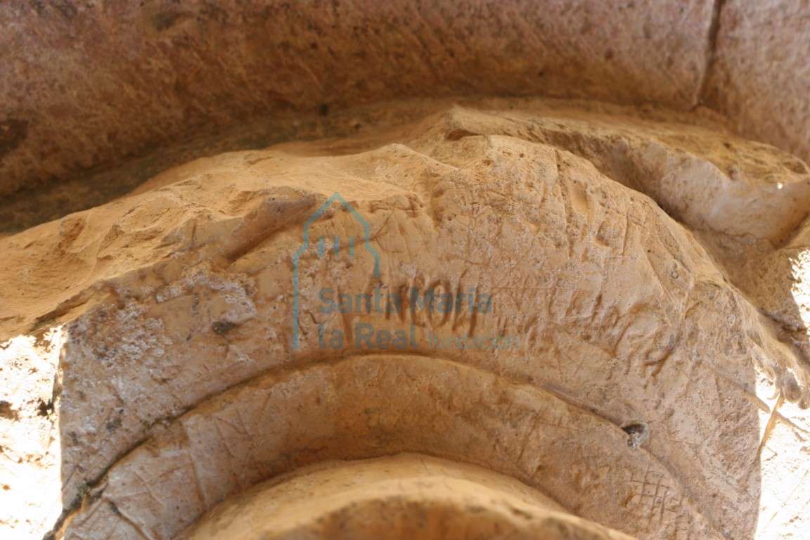 Pórtico. Inscripciones en la basa de una de las columnas