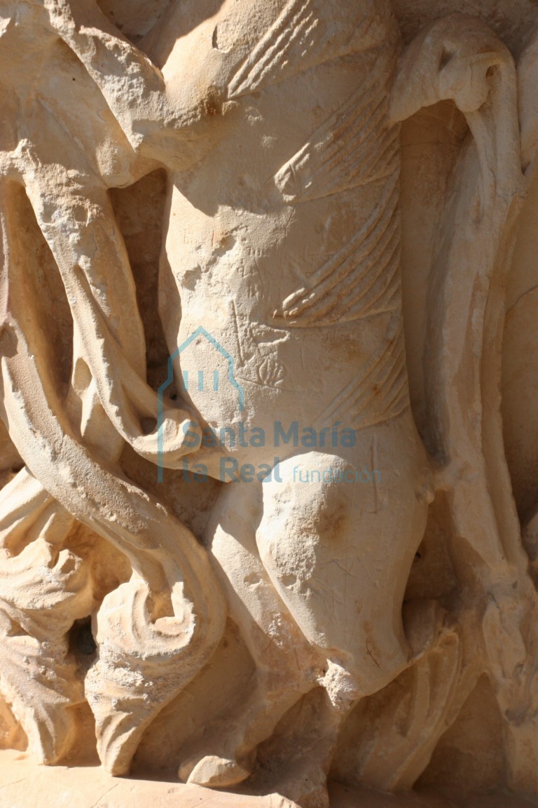 Pórtico. Detalle del capitel de los cabritillos rampantes
