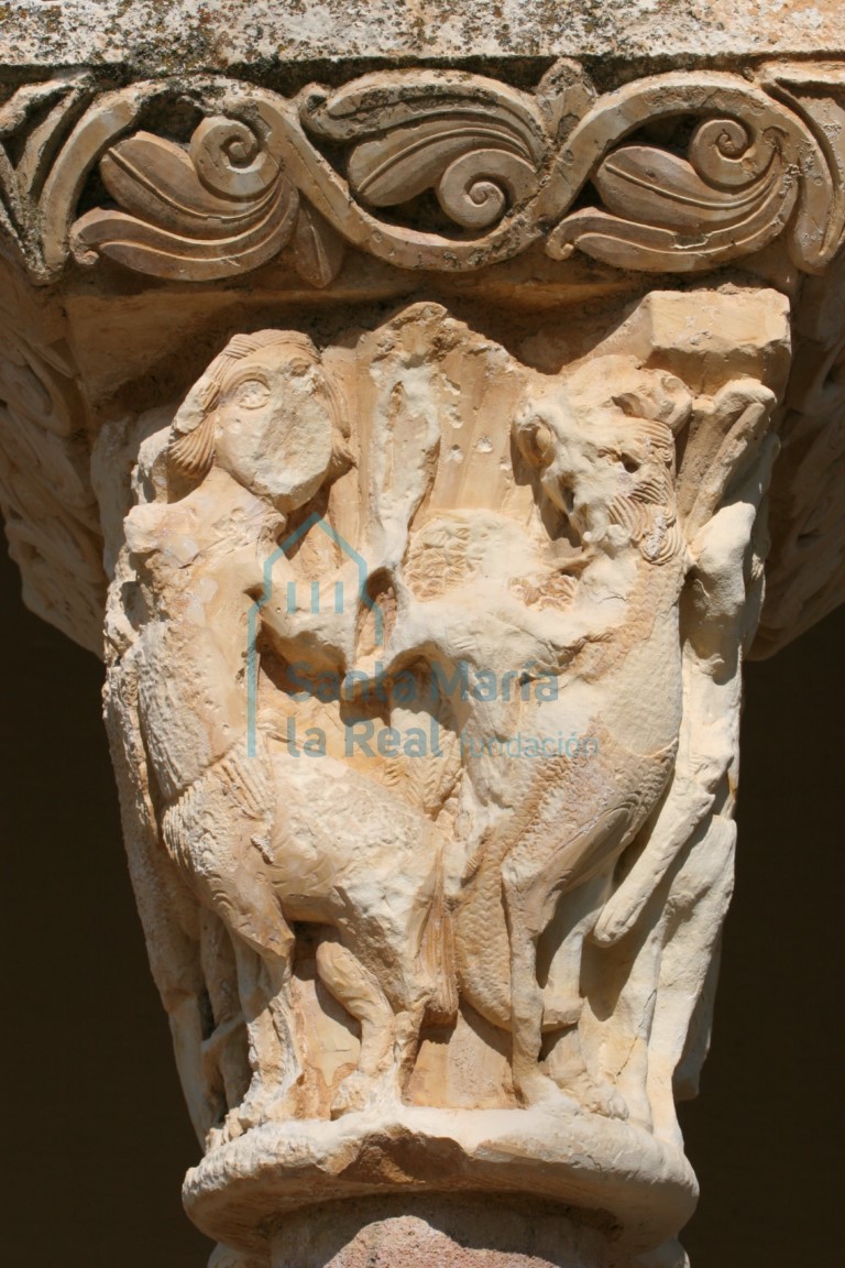 Pórtico. Capitel que representa un centauro atacando a un híbrido