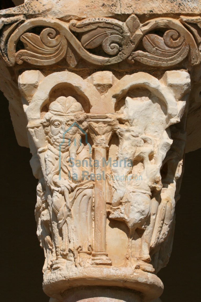Pórtico. Detalle del capitel de la Natividad