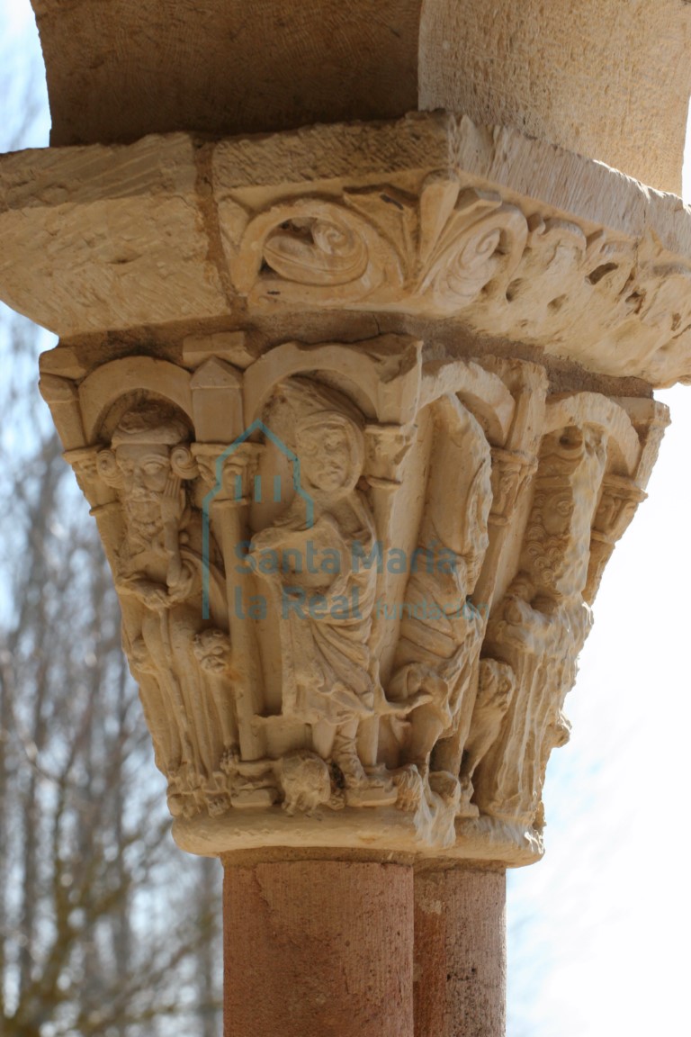 Pórtico. Capitel con la escena de dos figuras