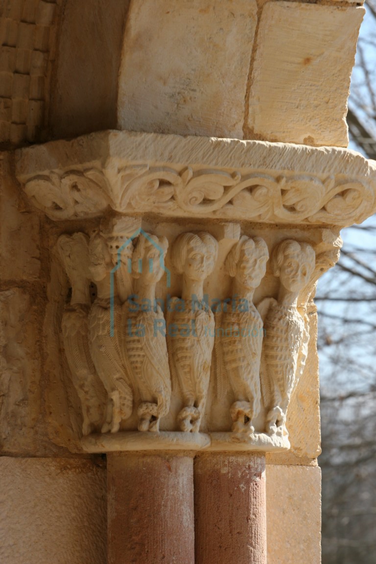 Pórtico. Capitel con ocho arpías
