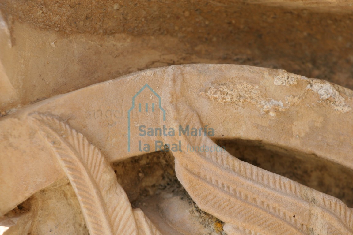 Pórtico. Detalle del capitel con la escena de la Natividad Pórtico. Detalle del capitel con la escena de la Natividad