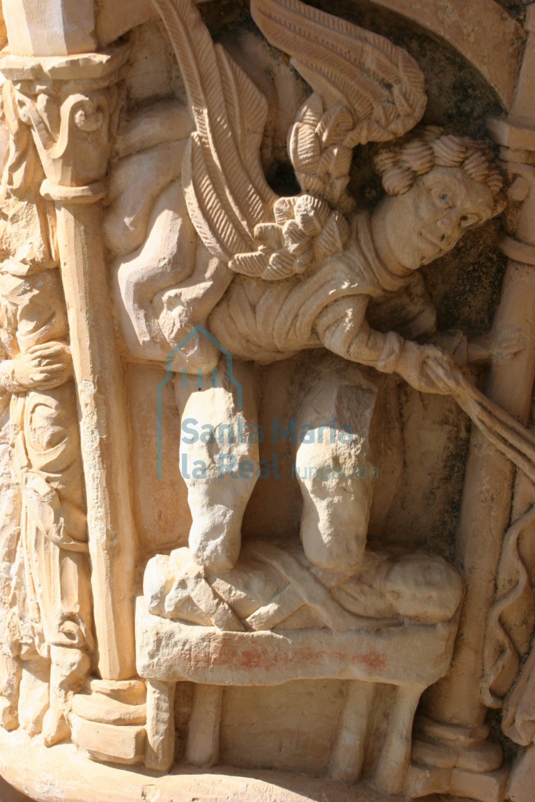 Pórtico. Detalle del capitel con la escena de la Natividad