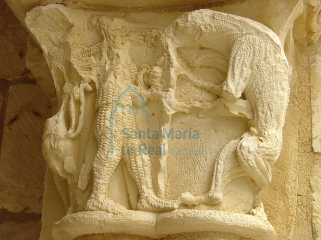 Pórtico. Capitel de un guerrero atacando a un felino rampante
