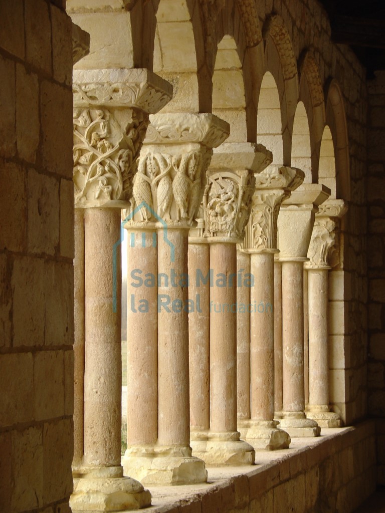 Vista de la arquería desde el interior del pórtico