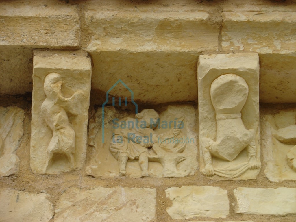 Canecillos y metopas del pórtico