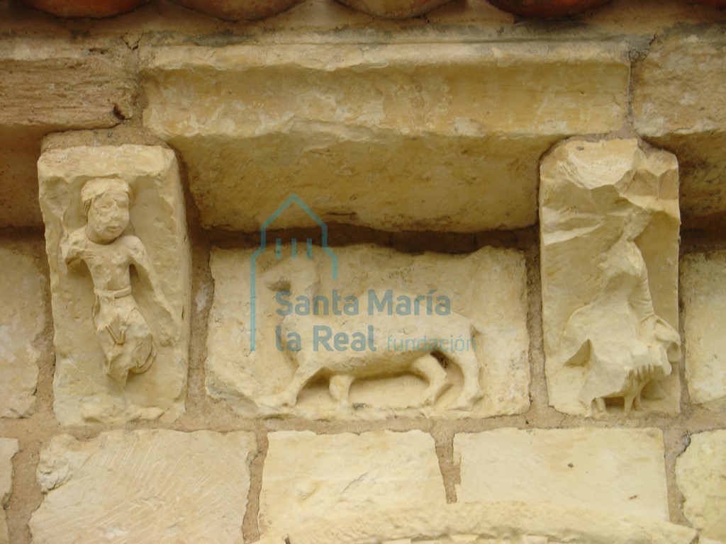 Canecillos y metopas del pórtico