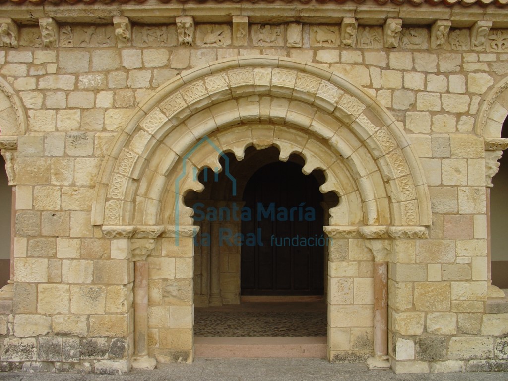 Portada meridional del pórtico
