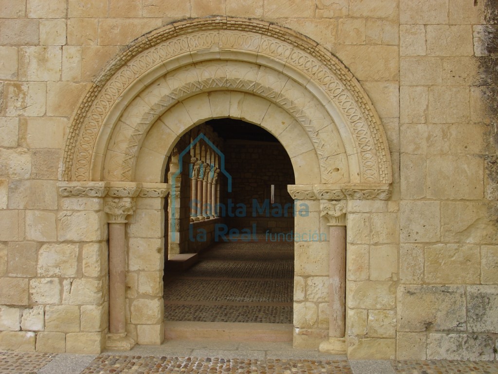 Portada oriental del pórtico