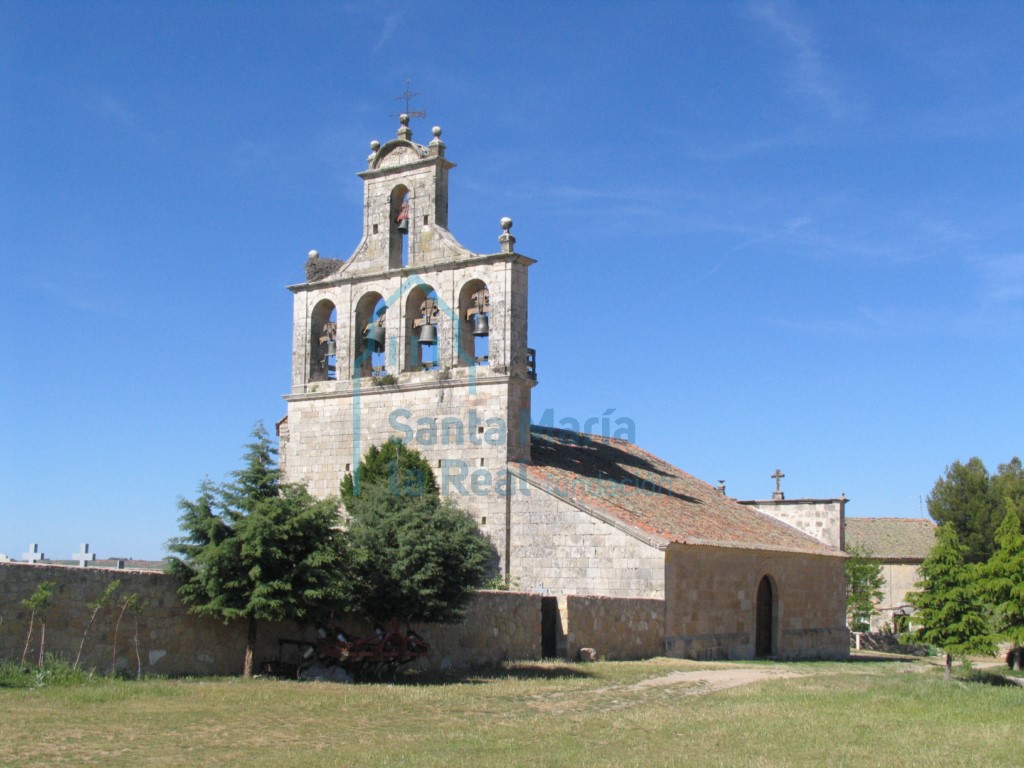 Vista de la iglesia desde el oeste
